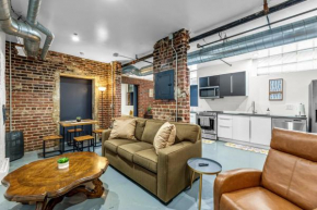 Vibrant, Stylish, Condo Downtown! Captivating Open Layout! Walking distance to major attractions! Free High-Speed Internet!